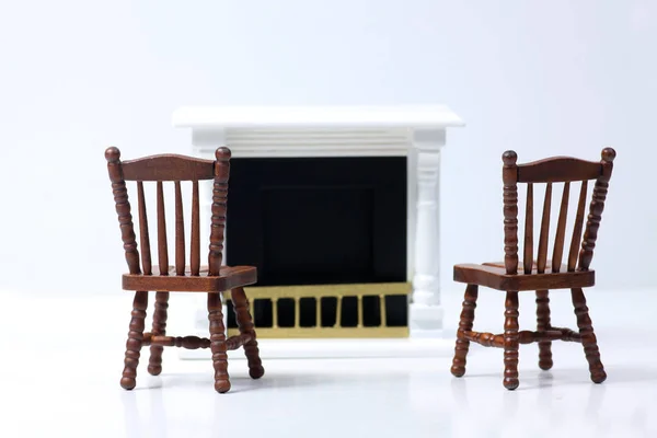 Pop huis interieur - twee stoelen naast open haard geïsoleerd op witte achtergrond — Stockfoto