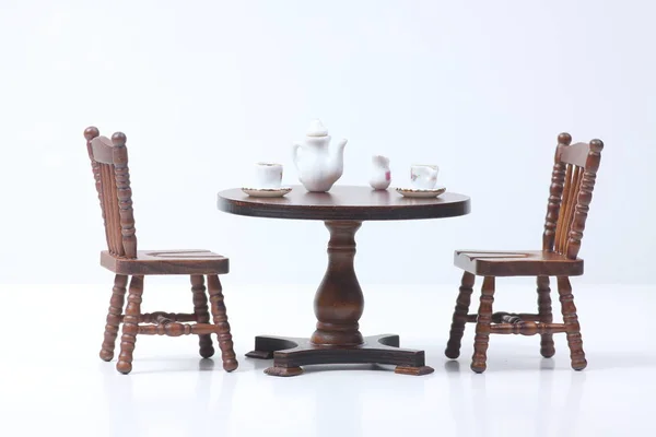 Pop huis interieur - twee stoelen en een tafel geserveerd voor thee geïsoleerd op witte achtergrond — Stockfoto