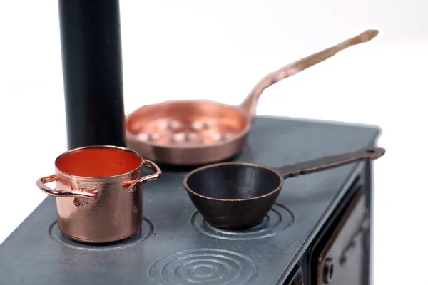 Recipientes de cozinha no forno isolados sobre fundo branco — Fotografia de Stock