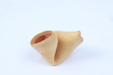 Fal kurabiyesi beyaz arka planda izole edilmiş. Resim kopyalama alanı içeriyor