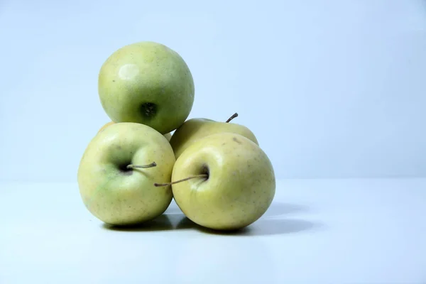 Uma pilha de maçãs verdes isoladas sobre fundo claro — Fotografia de Stock