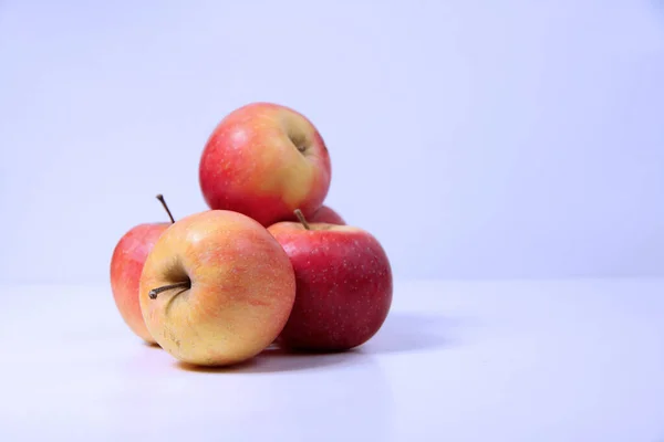 Une pile de pommes rouges isolées sur fond clair — Photo