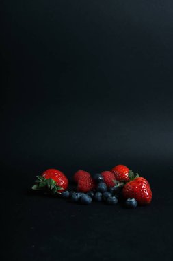 Siyah arkaplanda izole edilmiş böğürtlen yığını