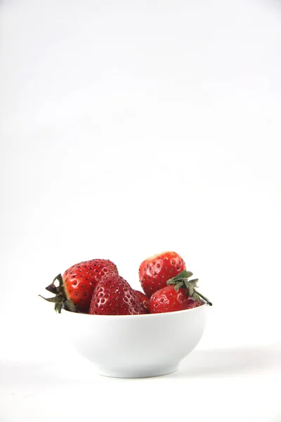 Un bol de fraise isolé sur fond blanc. Image verticale — Photo