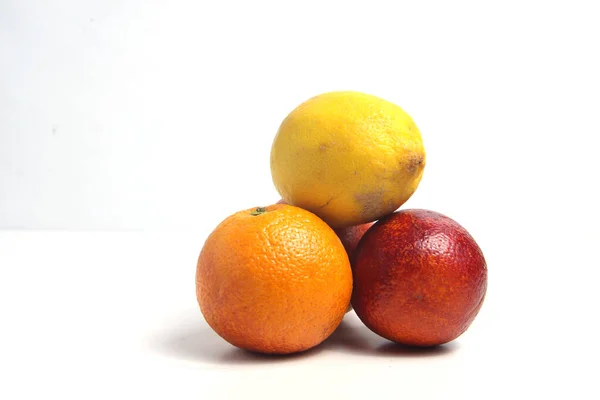 Hromada Citrusových Plodů Izolovaných Bílém Pozadí Obrázek Obsahuje Místo Pro — Stock fotografie