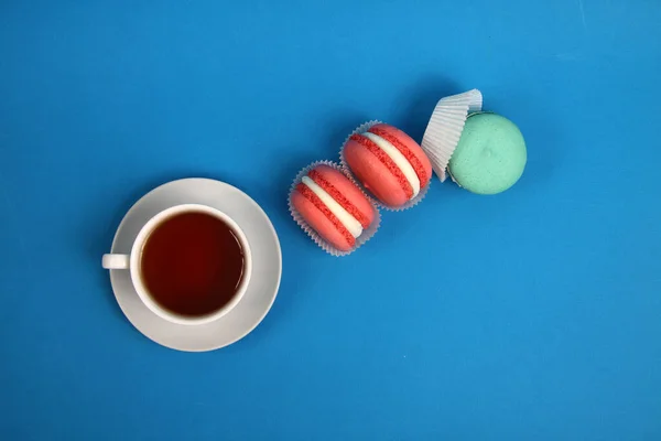 Xícara Chá Macaroons Cores Diferentes Fundo Azul Flat Lay Imagem — Fotografia de Stock