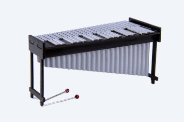 Vibrafon ve bagetler beyaz arka planda izole edilmiş. Resim kopyalama alanı içeriyor