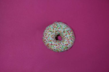 Kırmızı arka planda üstü izole edilmiş çöreklerle süslenmiş. Resim kopyalama alanı içeriyor