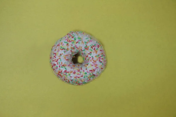 Donut Decorado Com Cobertura Isolada Sobre Fundo Amarelo Flat Lay — Fotografia de Stock