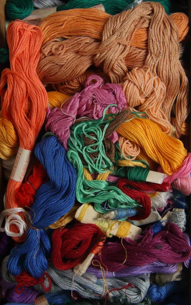 Mouline Fäden Verschiedenen Farben Hintergrund Flach Gelegt Nähkonzept — Stockfoto