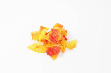 Beyaz arka planda izole edilmiş kurumuş papaya yığını. Resim kopyalama alanı içeriyor