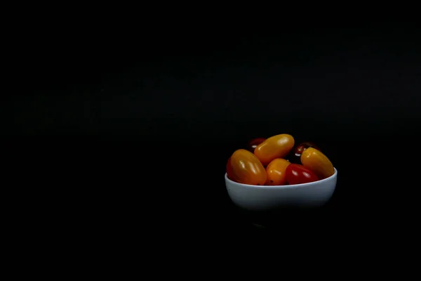 Tazón Tomates Cereza Aislado Sobre Fondo Negro Imagen Horizontal Imagen — Foto de Stock