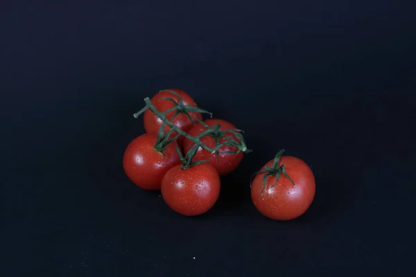 Pomidory Winorośli Izolowane Czarnym Tle Płaskie Leżały Poziomy Obraz Obraz — Zdjęcie stockowe