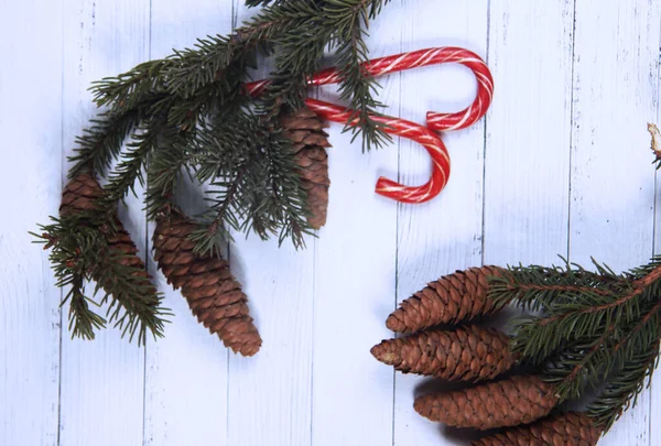 Zoethout Stokken Dennenbomen Takken Geïsoleerd Witte Houten Achtergrond Plat Gelegd — Stockfoto