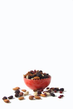 Beyaz arka planda izole edilmiş bir fındık kasesi. Resim kopyalama alanı içeriyor