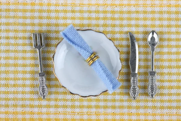 Tischdekoration Auf Weiß Gelb Karierter Tischdecke Flach Gelegt — Stockfoto