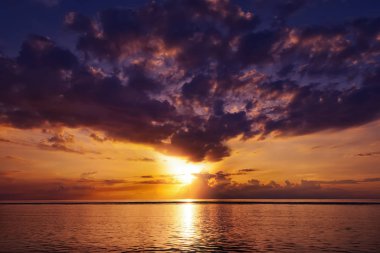 Okyanusun ortasında tropikal günbatımı