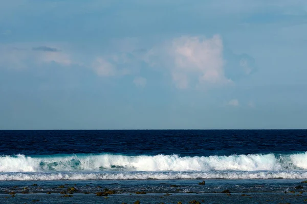 바다 파도와 푸른 하늘 배경 — 스톡 사진
