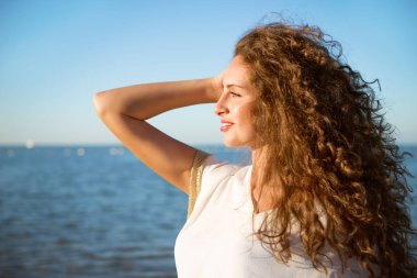 Uzun kıvırcık saçlı çok arıyorum genç güzel Bayan 