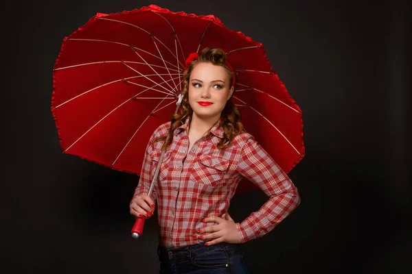 Linda chica pinup en estilo retro vintage de los años 50 con paraguas rojo — Foto de Stock