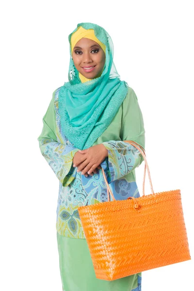 Güzel Asyalı muslimah kadın parlak turuncu hasır taşıma çantası ile. İzole — Stok fotoğraf