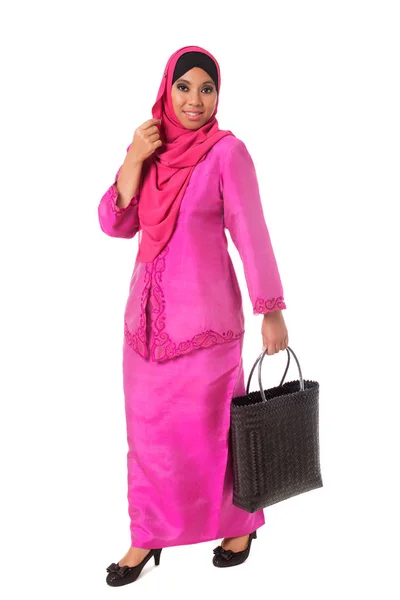 Mooie Aziatische muslimah vrouw met zwart wicker tote tassen. Geïsoleerd — Stockfoto