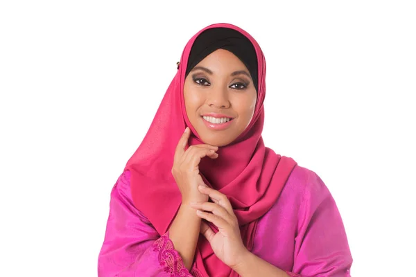 Porträt der schönen asiatischen Muslima isoliert — Stockfoto