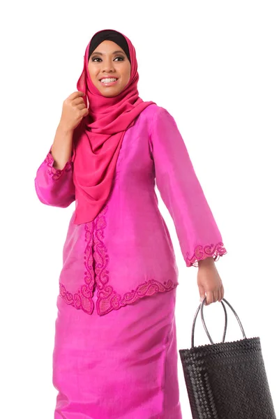 Güzel Asyalı muslimah kadın yeşil hasır çanta ile. İzole — Stok fotoğraf