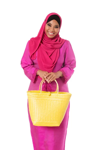 Asya muslimah kadın sarı hasır taşıma çantası ile. İzole — Stok fotoğraf