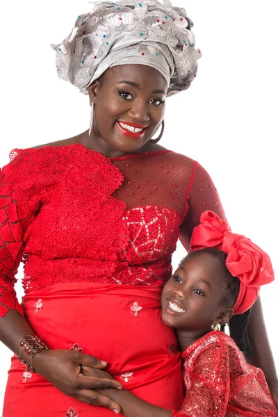 Portrait de femme africaine et petite fille en robe traditionnelle.Isolé — Photo