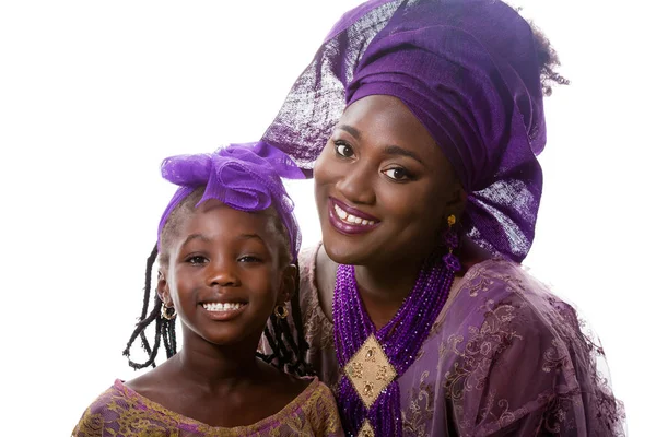 Küçük kız ile geleneksel elbiseli güzel Afrikalı model. İzole