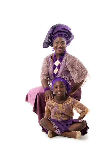 Belle femme africaine et belle petite fille en robe violette traditionnelle.Isolé — Photo