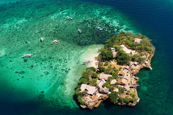 Luftaufnahme einer wunderschönen Bucht auf tropischen Inseln. Boracay-Insel — Stockfoto