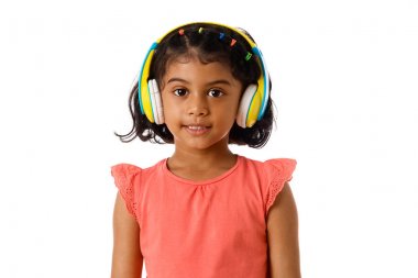 Müzik ve teknoloji kavramı. Çocuk kulaklıklarla. İzole