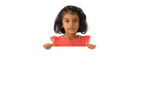 Porträt eines kleinen Mädchens im Atelier mit weißem Brett. — Stockfoto