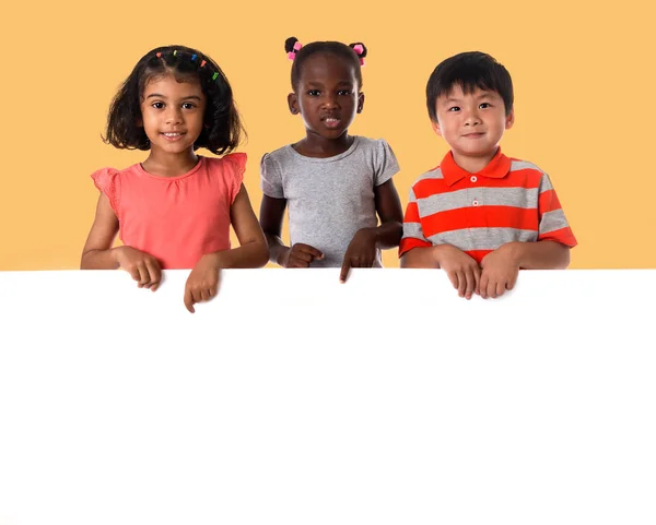 Grupo de niños multirraciales retrato con pizarra blanca . —  Fotos de Stock