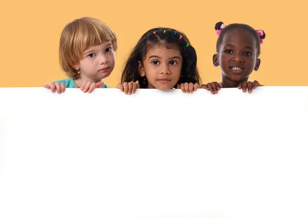 Grupo de niños multirraciales retrato con pizarra blanca . —  Fotos de Stock