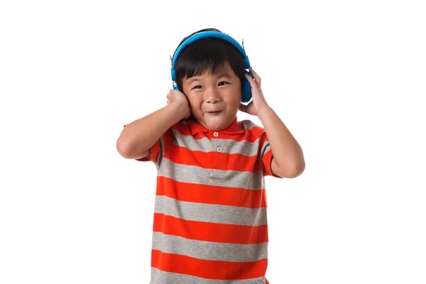 Музыка и технологии придумали азиатского мальчика с наушниками. — стоковое фото