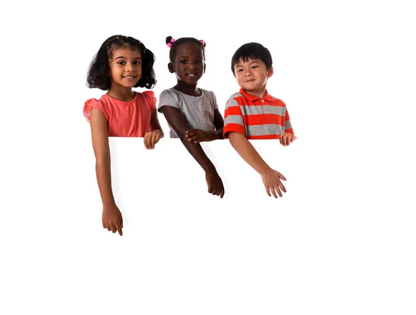 Grupo de niños multirraciales retrato en estudio con pizarra blanca. —  Fotos de Stock