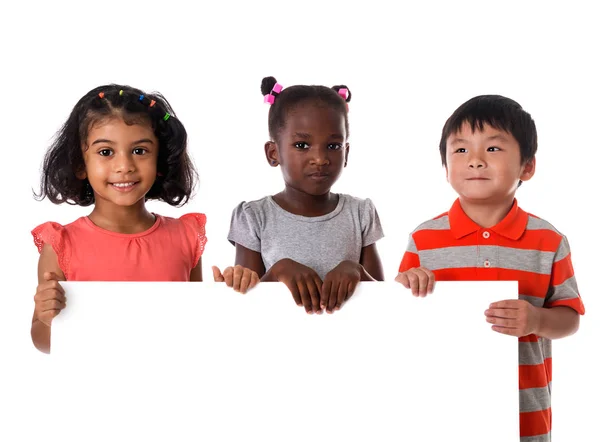 Grupo de niños multirraciales retrato con pizarra blanca. Aislado —  Fotos de Stock