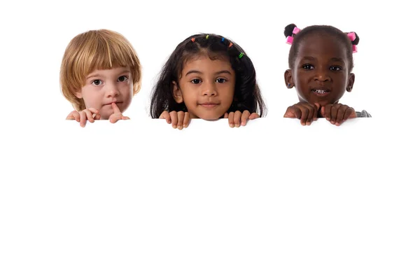 Groupe d'enfants multiraciaux portrait avec tableau blanc. Isolé — Photo