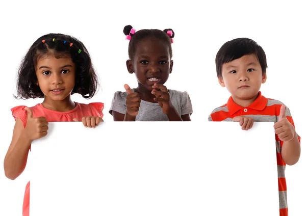 Retrato de tres de niños multirraciales en estudio con pizarra blanca. —  Fotos de Stock