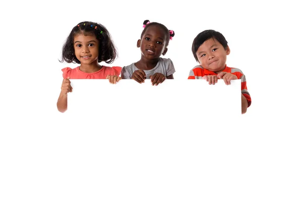 Többnemzetiségű gyerekek portré a fehér tábla csoportja. Elszigetelt — Stock Fotó