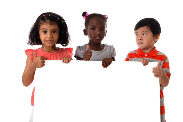 Grupo de niños multirraciales retrato con pizarra blanca. Aislado —  Fotos de Stock