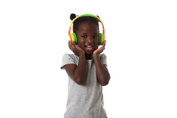 Müzik ve teknoloji kavramı. Kulaklıklar ile Afrika güzel küçük kız