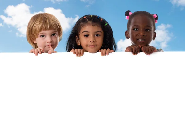 Grupo de niños multirraciales retrato con pizarra blanca —  Fotos de Stock