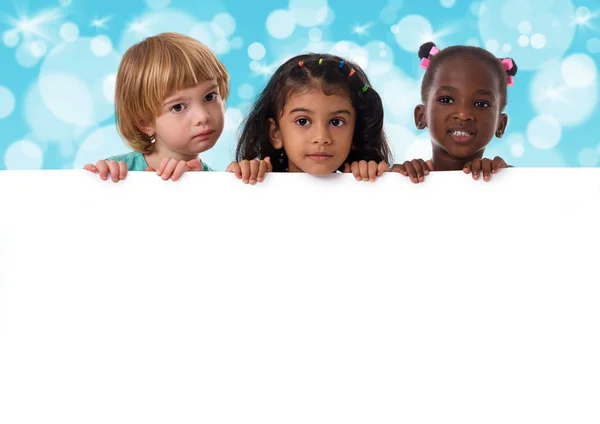 Gruppe von multirassischen Kindern Porträt mit weißem Brett. — Stockfoto
