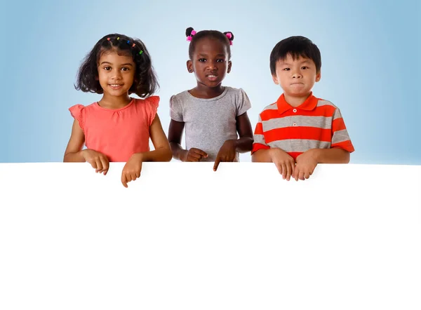 Grupo de niños multirraciales retrato con pizarra blanca . —  Fotos de Stock