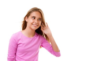 Güzel genç kız dinleme dedikodu resmi. İzole