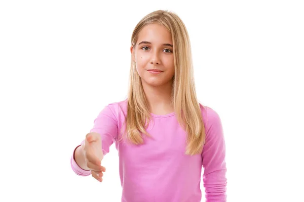 Schönes junges Mädchen mit offener Hand, bereit zum Händeschütteln.isoliert — Stockfoto